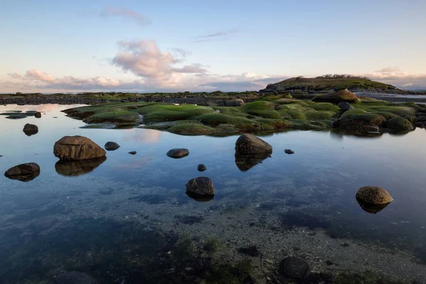 Güneşli gün boyunca kayalık sahil