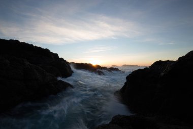 Kayalık Pasifik Okyanusu kıyısında