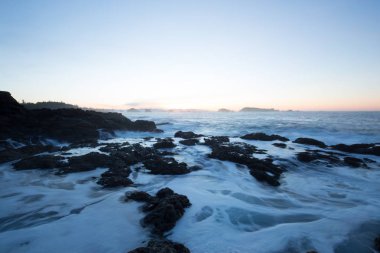 Kayalık Pasifik Okyanusu kıyısında