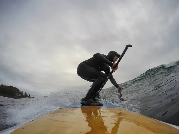 Homem surfando ondas — Fotografia de Stock