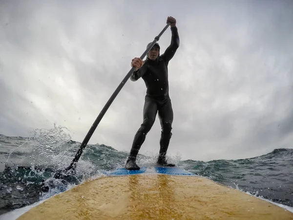Man surfen golven — Stockfoto