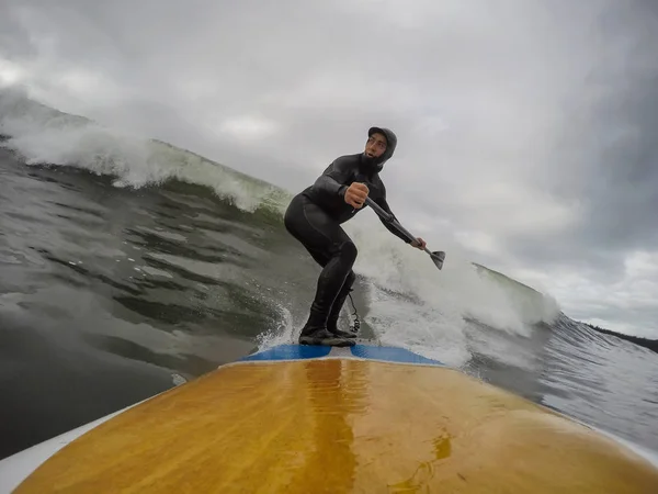 Homem surfando ondas — Fotografia de Stock