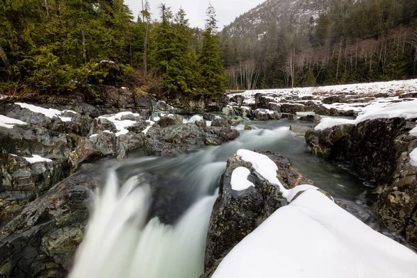 Fiume che scorre tra le rocce — Foto Stock