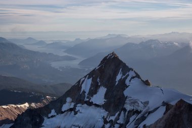 Tantalos aralığının hava manzaralı. Squamish Kuzey Vancouver, British Columbia, Kanada alınan.