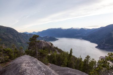 Sunshine Coast, British Columbia, Kanada, havadan görünümden bulutlu bir akşam sırasında Mixal Gölü.