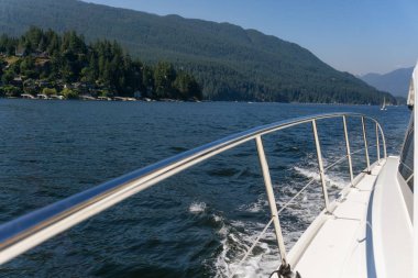 Yatlar parlak güneşli bir günde görüntülemek 