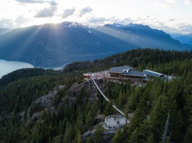 Sunshine Coast, British Columbia, Kanada kuzeyindeki Jervis giriş çevresinde Marlborough tepe. Bir hava açısından bakıldığında bulutlu bir akşam sırasında alınan.