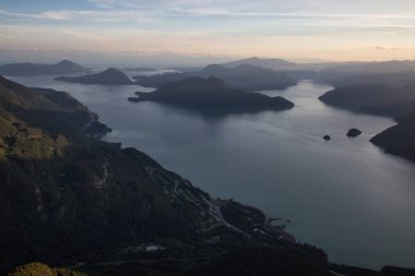 Sunshine Coast, British Columbia, Kanada kuzeyindeki Jervis giriş çevresinde Marlborough tepe. Bir hava açısından bakıldığında bulutlu bir akşam sırasında alınan.