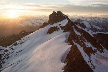 Hava manzara görünümü omountain zirveleri karla kaplı günbatımı zaman 
