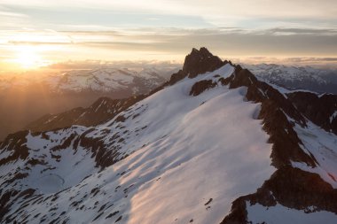 Hava manzara görünümü omountain zirveleri karla kaplı günbatımı zaman 