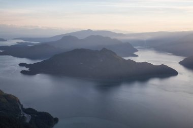 Sunshine Coast, British Columbia, Kanada kuzeyindeki Jervis giriş çevresinde Marlborough tepe. Bir hava açısından bakıldığında bulutlu bir akşam sırasında alınan.
