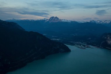 Sunshine Coast, British Columbia, Kanada kuzeyindeki Jervis giriş çevresinde Marlborough tepe. Bir hava açısından bakıldığında bulutlu bir akşam sırasında alınan.