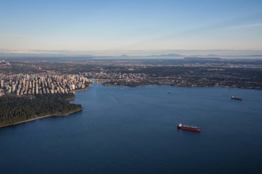 Downtown Vancouver, Bc, Kanada hava görünümünü. Puslu bir güneşli gün batımı sırasında.