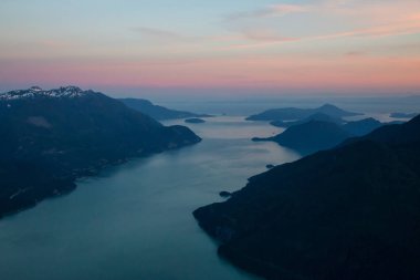 Sunshine Coast, British Columbia, Kanada kuzeyindeki Jervis giriş çevresinde Marlborough tepe. Bir hava açısından bakıldığında bulutlu bir akşam sırasında alınan.