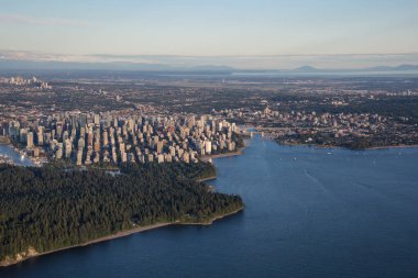 Downtown Vancouver, Bc, Kanada hava görünümünü. Puslu bir güneşli gün batımı sırasında.