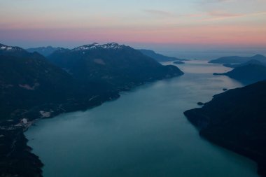 Sunshine Coast, British Columbia, Kanada kuzeyindeki Jervis giriş çevresinde Marlborough tepe. Bir hava açısından bakıldığında bulutlu bir akşam sırasında alınan.