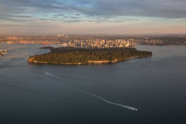 Downtown Vancouver, Bc, Kanada hava görünümünü. Puslu bir güneşli gün batımı sırasında.