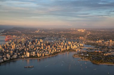 Downtown Vancouver, Bc, Kanada hava görünümünü. Puslu bir güneşli gün batımı sırasında.