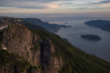 Sunshine Coast, British Columbia, Kanada kuzeyindeki Jervis giriş çevresinde Marlborough tepe. Bir hava açısından bakıldığında bulutlu bir akşam sırasında alınan.