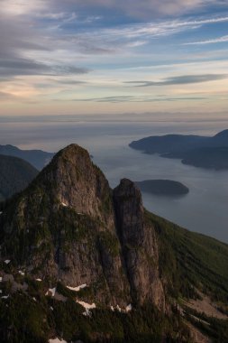 Sunshine Coast, British Columbia, Kanada kuzeyindeki Jervis giriş çevresinde Marlborough tepe. Bir hava açısından bakıldığında bulutlu bir akşam sırasında alınan.