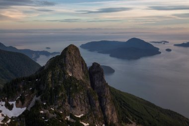 Sunshine Coast, British Columbia, Kanada kuzeyindeki Jervis giriş çevresinde Marlborough tepe. Bir hava açısından bakıldığında bulutlu bir akşam sırasında alınan.