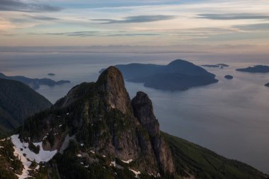 Sunshine Coast, British Columbia, Kanada kuzeyindeki Jervis giriş çevresinde Marlborough tepe. Bir hava açısından bakıldığında bulutlu bir akşam sırasında alınan.