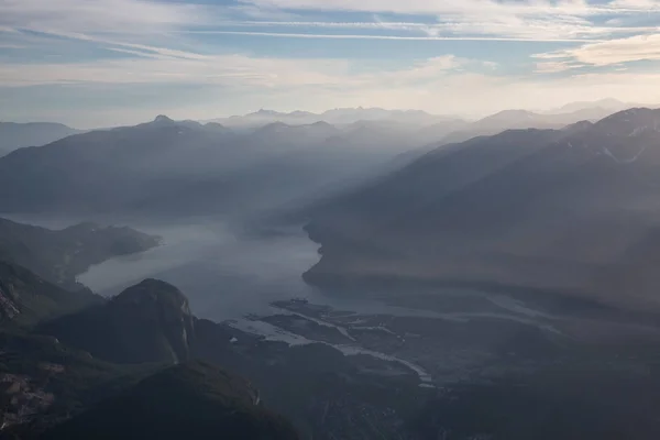 Flygfoto Från Ett Flygplan Vackra Kanadensiska Bergslandskap Pulserande Solig Dag — Stockfoto