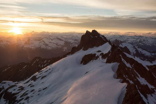 Luftaufnahme Von Berggipfeln Die Bei Sonnenuntergang Mit Schnee Bedeckt Sind — Stockfoto