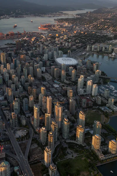 Vista Aérea Centro Vancouver Canadá Durante Pôr Sol Enevoado — Fotografia de Stock