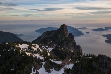 Sunshine Coast, British Columbia, Kanada kuzeyindeki Jervis giriş çevresinde Marlborough tepe. Bir hava açısından bakıldığında bulutlu bir akşam sırasında alınan.