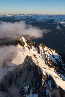 Tantalos aralığının hava manzaralı. Squamish Kuzey Vancouver, British Columbia, Kanada alınan.