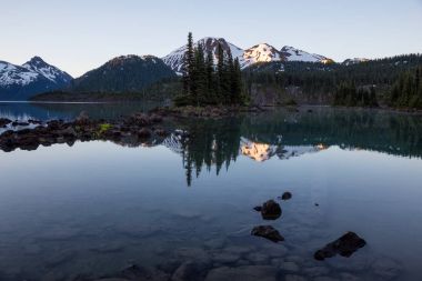 panoramik manzaralı buzul Gölü'kayalık güzel adaları ile arka planda dağlar