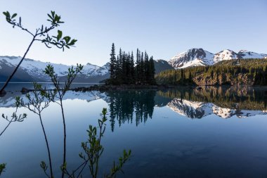 panoramik manzaralı buzul Gölü'kayalık güzel adaları ile arka planda dağlar