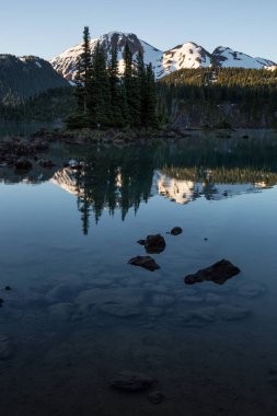 panoramik manzaralı buzul Gölü'kayalık güzel adaları ile arka planda dağlar