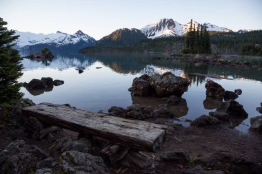 panoramik manzaralı buzul Gölü'kayalık güzel adaları ile arka planda dağlar
