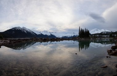 panoramik manzaralı buzul Gölü'kayalık güzel adaları ile arka planda dağlar