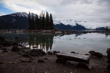 panoramik manzaralı buzul Gölü'kayalık güzel adaları ile arka planda dağlar