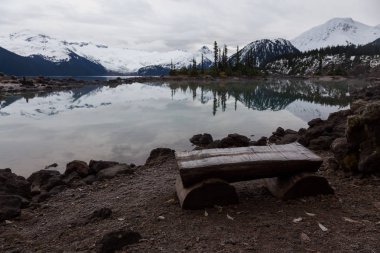 panoramik manzaralı buzul Gölü'kayalık güzel adaları ile arka planda dağlar