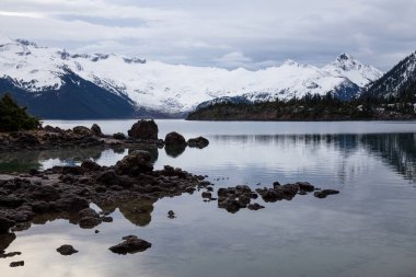 panoramik manzaralı buzul Gölü'kayalık güzel adaları ile arka planda dağlar