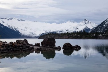 panoramik manzaralı buzul Gölü'kayalık güzel adaları ile arka planda dağlar