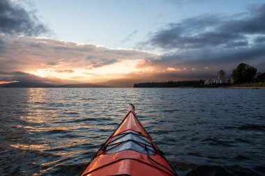 Vancouver, British Columbia, Kanada, Kitsilano yakınındaki bir güzel yaz gün batımı sırasında Kayak.