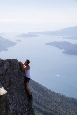 Maceracı erkek uzun yürüyüşe çıkan kimse dağın zirvesinde sarp bir kayalık tepe tırmanıyor. Aslanlar Bay, Kuzey Vancouver, British Columbia, Kanada aslanlar en yüksek zam çekilen resmi.