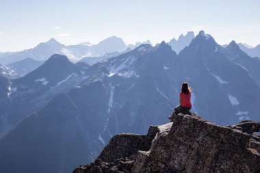 Kadın uzun yürüyüşe çıkan kimse üstüne Macdonald tepe Chilliwack, East of Vancouver, British Columbia, Kanada yakınındaki güzel manzarayı. Parlak güneşli yaz gününde alınan.