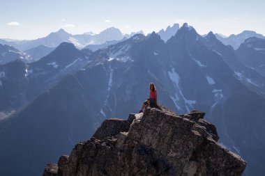 Kadın uzun yürüyüşe çıkan kimse üstüne Macdonald tepe Chilliwack, East of Vancouver, British Columbia, Kanada yakınındaki güzel manzarayı. Parlak güneşli yaz gününde alınan.