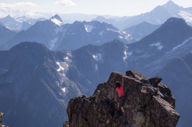 Kadın uzun yürüyüşe çıkan kimse üstüne Macdonald tepe Chilliwack, East of Vancouver, British Columbia, Kanada yakınındaki bir kaya tırmanma. Parlak güneşli yaz gününde alınan.
