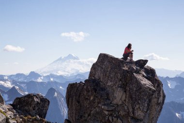 Kadın uzun yürüyüşe çıkan kimse üstüne Macdonald tepe Chilliwack, East of Vancouver, British Columbia, Kanada yakınındaki güzel manzarayı. Parlak güneşli yaz gününde alınan.