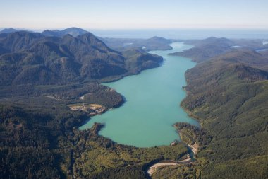 Doğal manzara okyanus sahilinde güzel doğal havadan görünümü