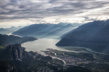 Skookumchuck daraltır Provincial Park, Sunshine Coast, British Columbia, Kanada. Hava bir bakış açısıyla bulutlu ve yağmurlu bir akşam üzerinde gerçekleştirilen.