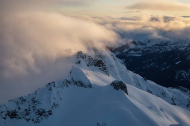 Tantalos aralığı Squamish, Kuzey Vancouver, British Columbia, Kanada yakın çevresinde dağlarının gerçeküstü hava Manzaralı.