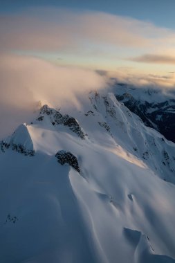 Tantalos aralığı Squamish, Kuzey Vancouver, British Columbia, Kanada yakın çevresinde dağlarının gerçeküstü hava Manzaralı.